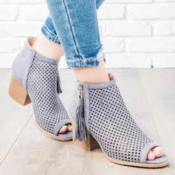 Qupid Core 18 peep toe tassel booties EUC - Picture 6 of 6